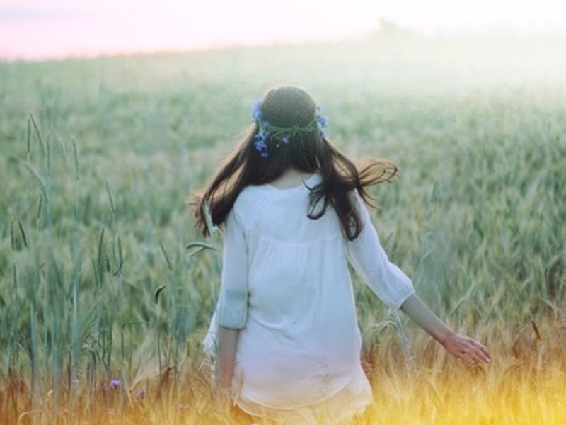 及踝长裙被风吹起