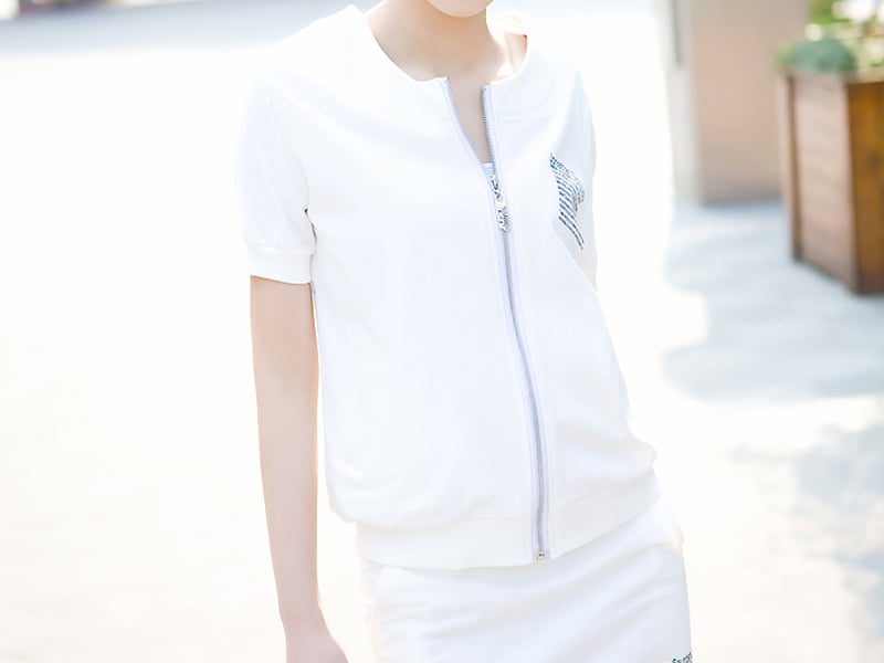 白色或者黑色的套装