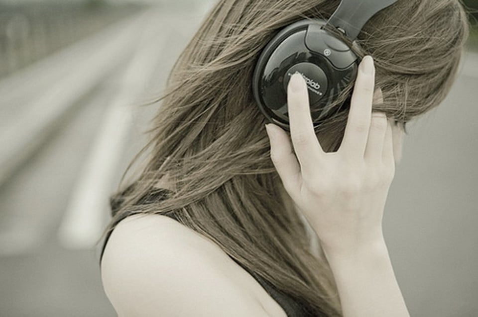 听喜欢的人唱歌