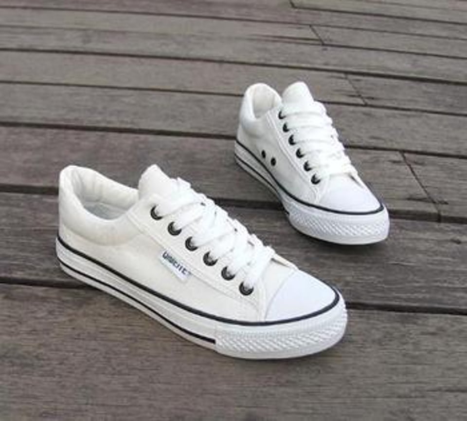 白色帆布鞋