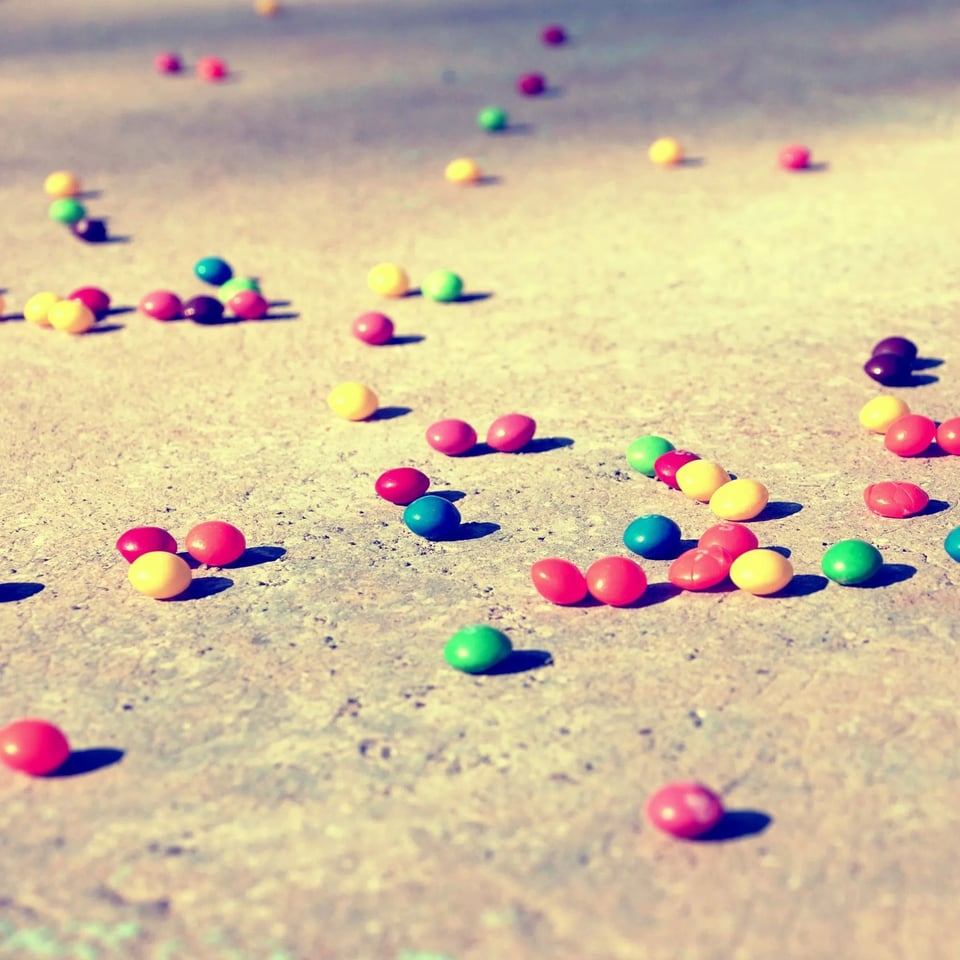 吃彩虹糖的时候把绿色的都扔掉