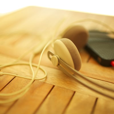 戴着耳机听音乐散步