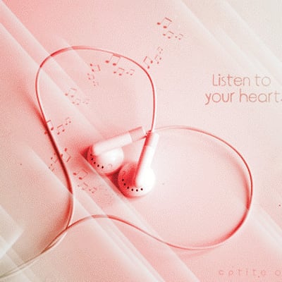 戴着耳机听音乐散步