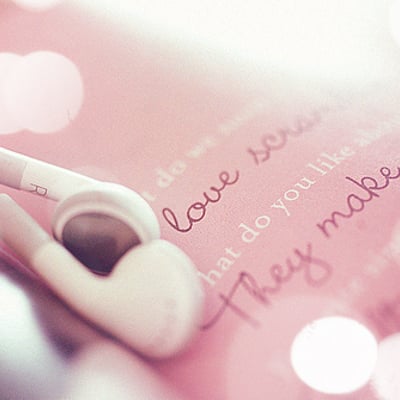 戴着耳机听音乐散步