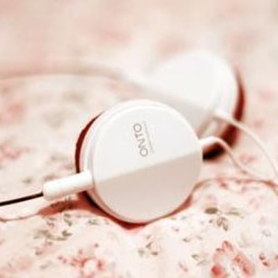 戴着耳机听音乐散步