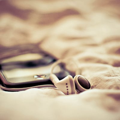 戴着耳机听音乐散步