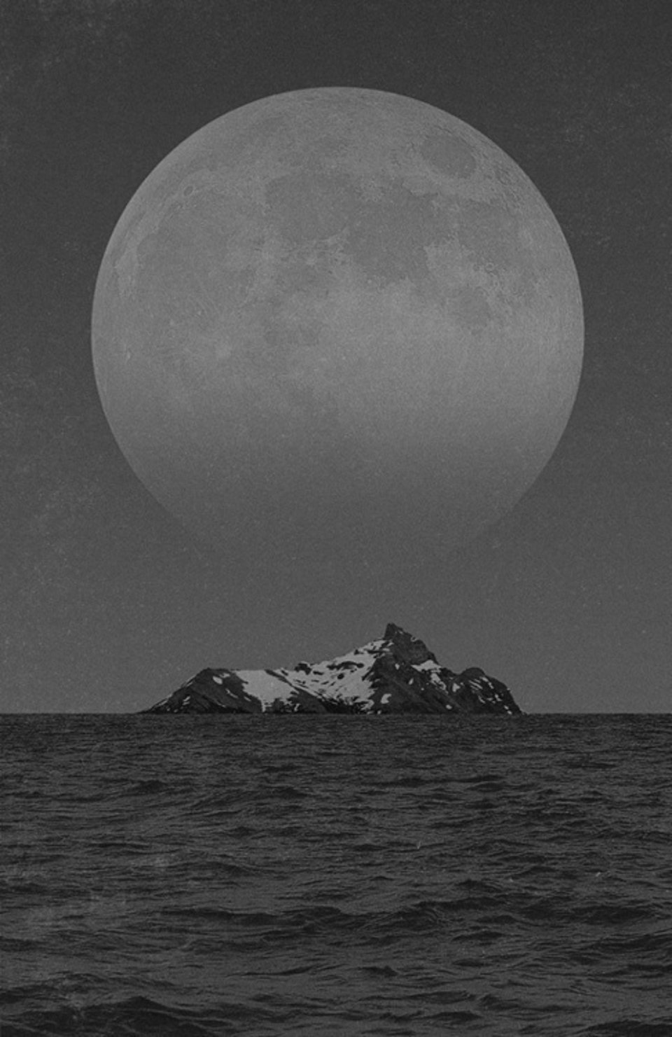 在山顶的水库里游泳