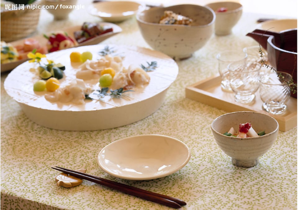 一家人坐在一起吃饭