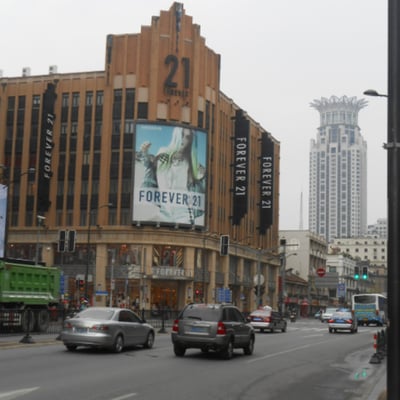 坐在路边看着过往的车子一辆辆驶过