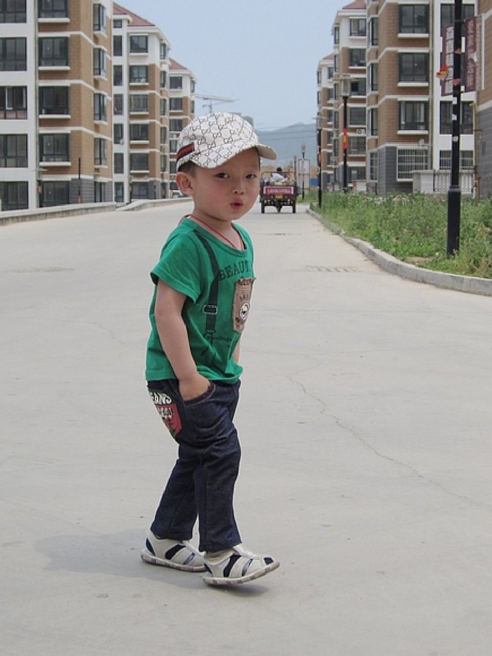 走路把手放口袋