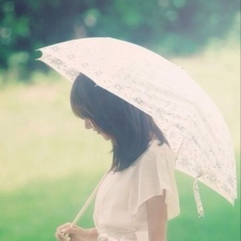 雨天雨中转雨伞