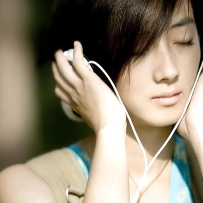 喜欢的歌静静地听喜欢的人远远地看