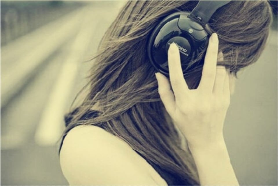 喜欢的歌静静地听喜欢的人远远地看