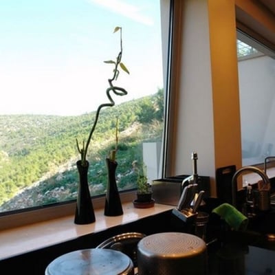 找靠窗的位置坐