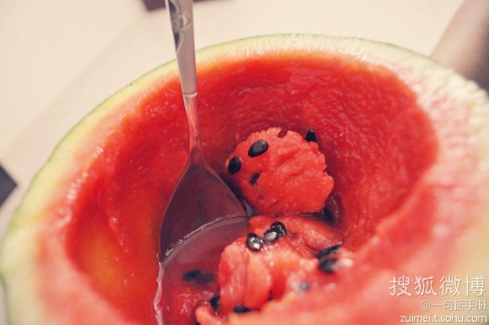 抱着半个西瓜用勺子挖着吃