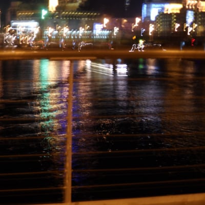 坐在路边看着过往的车子一辆辆驶过