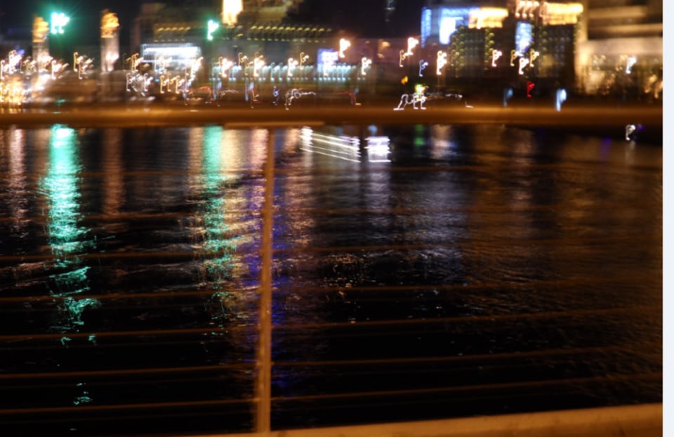 坐在路边看着过往的车子一辆辆驶过