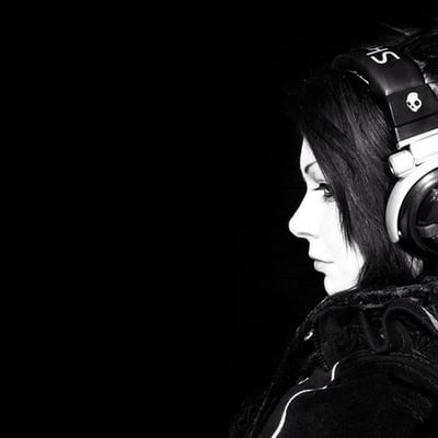 带着耳机听着歌在脑海里想着某些影像的