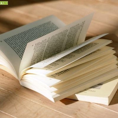 阳光充足在自习室趴一觉