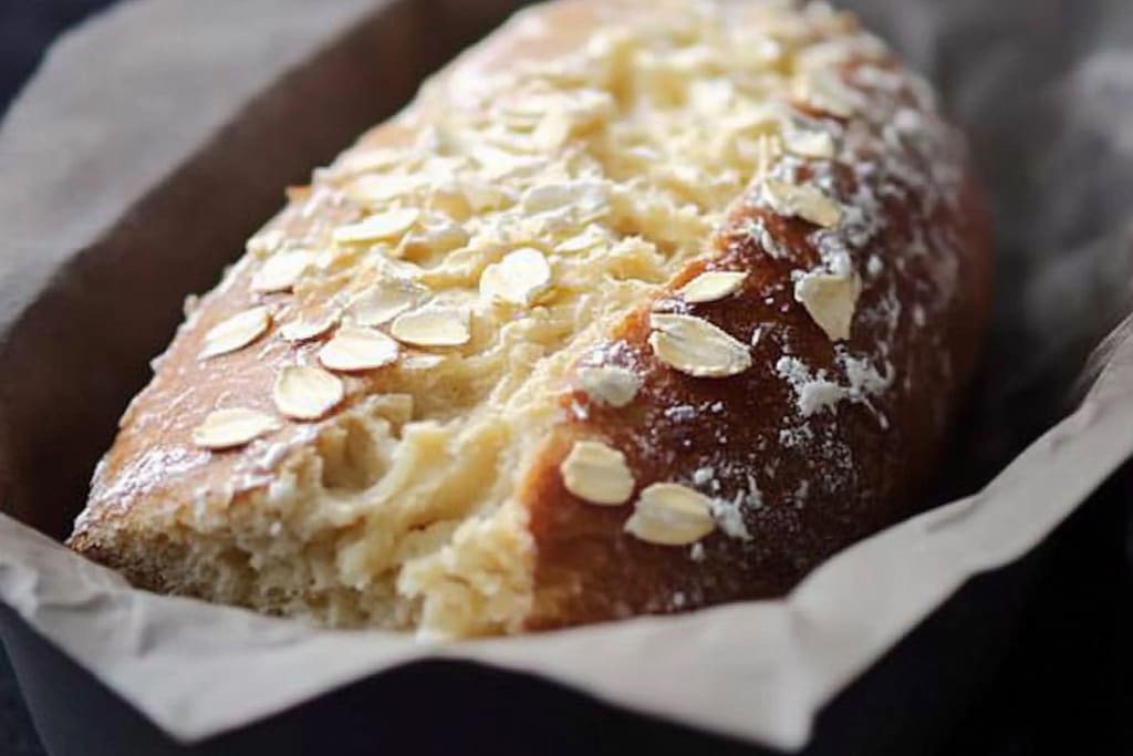 Pain du Matin aux Flocons d’Avoine et au Miel : Une Douceur Nutritive et Réconfortante