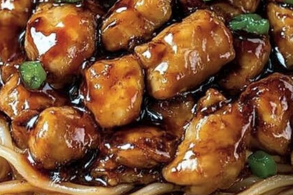 Nouilles Sautées au Poulet Caramélisé : Une Explosion de Saveurs Asiatiques