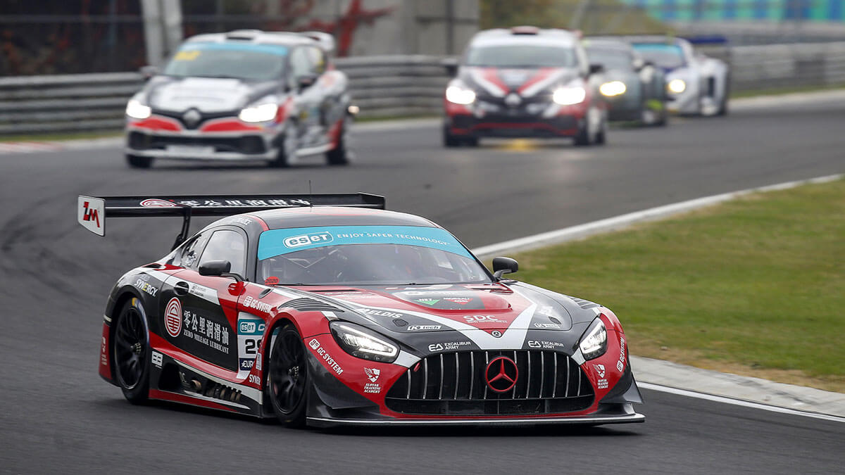 Titul pro Yasmeen, Aliyyah při premiéře s AMG GT3 druhá