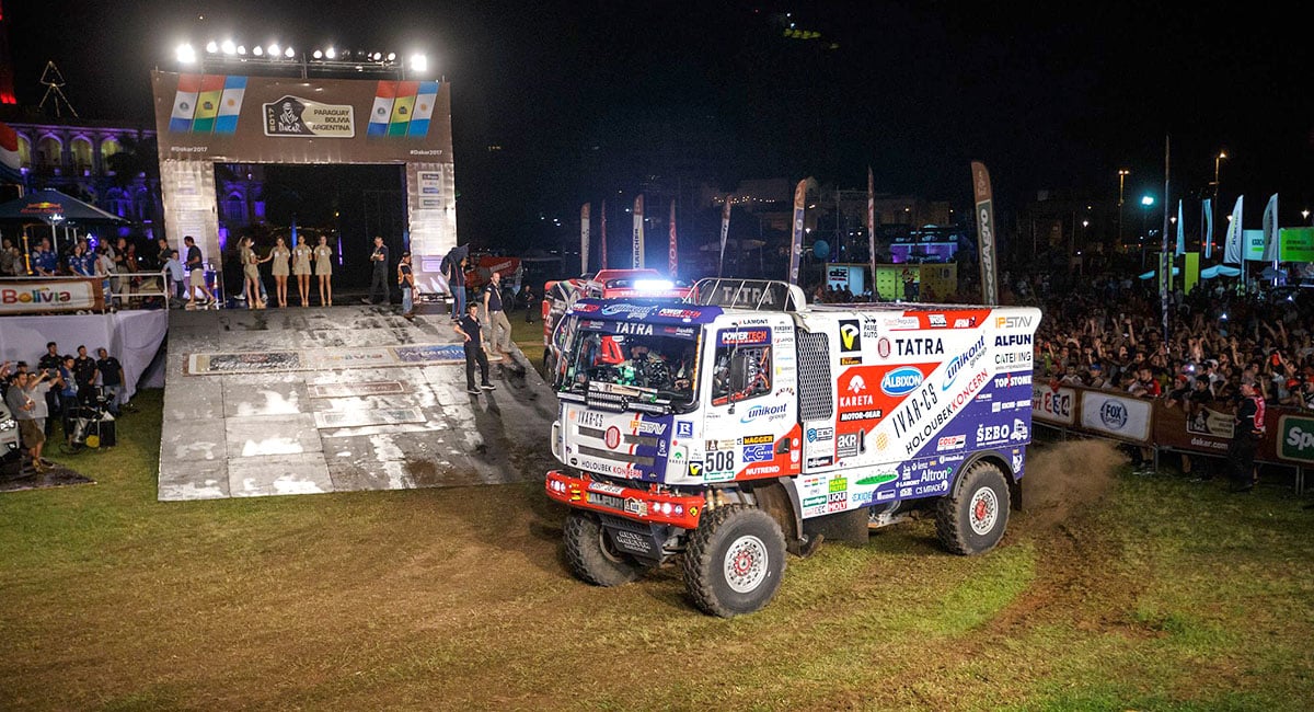 Rally Dakar odstartovala! Kolomý ohodil fanoušky bahnem