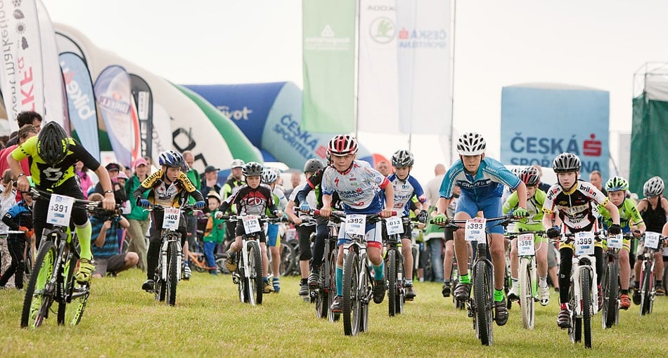 Cyklistický maraton pod křídly letadel