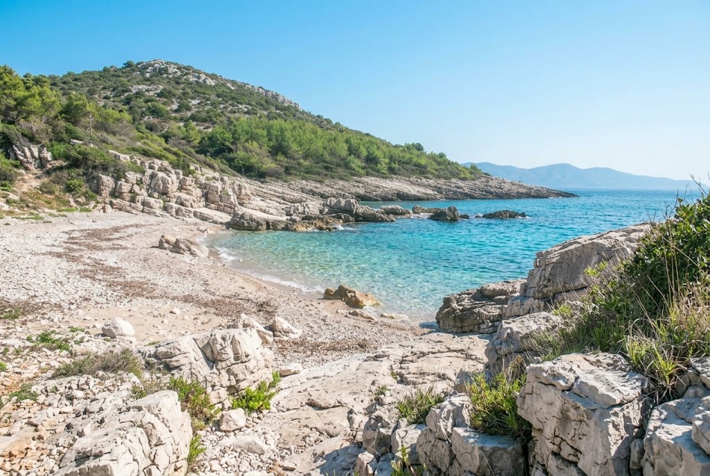 Čavića Luka: skrivena uvala na Korčuli za one koji beže od uređenih plaža
