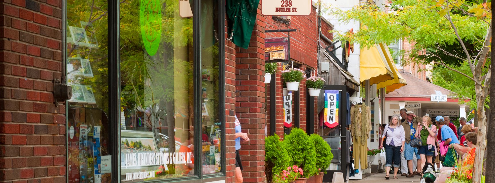 Vida nocturna LGBTQ+ y queer en Saugatuck | Bares y clubes gay | QLIST, image size:1728x640