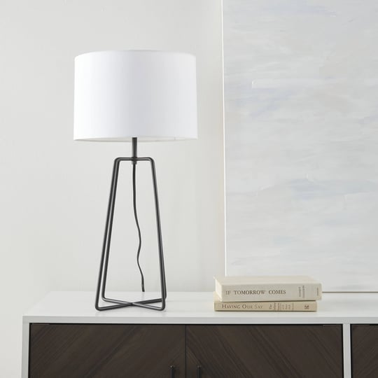 24-modern-geometric-black-metal-table-lamp-nourison-1