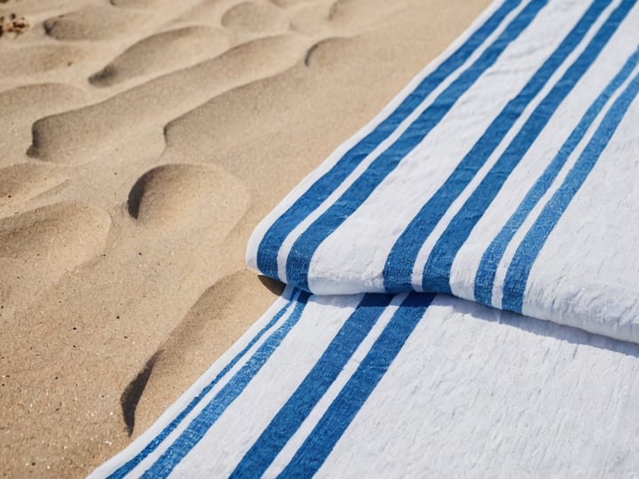 Blue-And-White-Towels-5