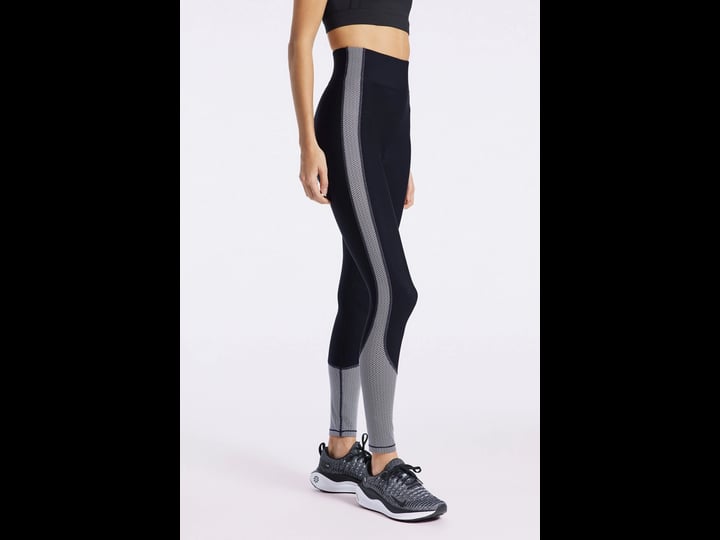 bandier-center-stage-print-pro-fleece-leggings-in-black-white-herringbone-1