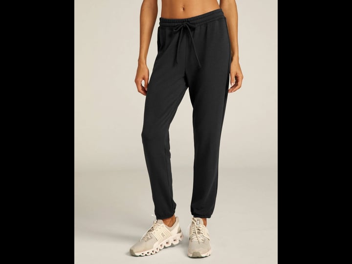 beyond-yoga-off-duty-joggers-in-black-1