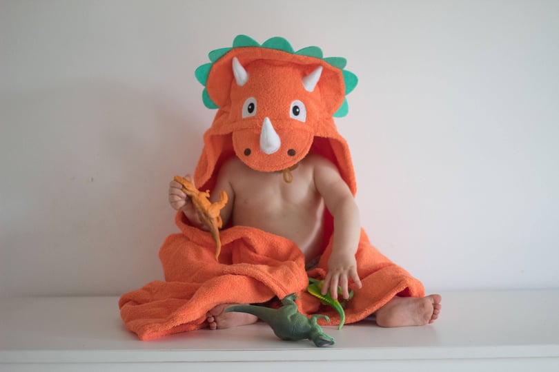 character-hooded-towel-triceratops-dinosaur-yikes-twins-nini-and-loli-1