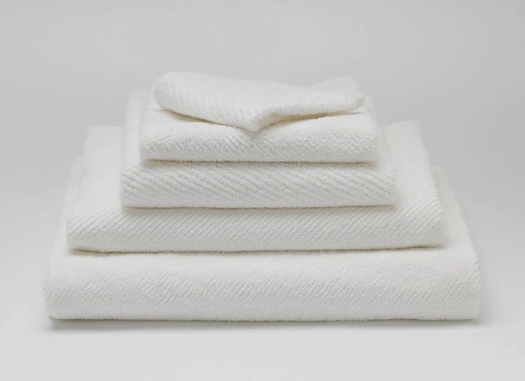 coyuchi-air-weight-organic-bath-mat-20x35-alpine-white-1