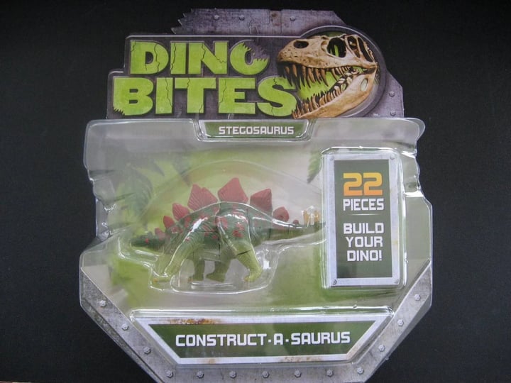 dino-bites-stegosaurus-22-piece-dinosaur-1
