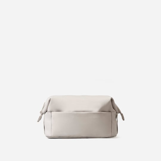 everlane-renew-transit-catch-all-case-in-warm-quartz-1