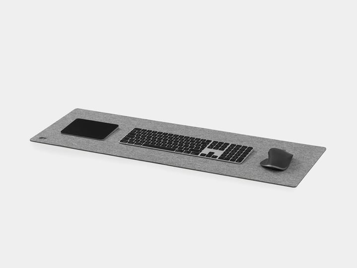 feltcork-desk-mat-made-from-ecological-merino-wool-color-grey-medium-oakywood-1