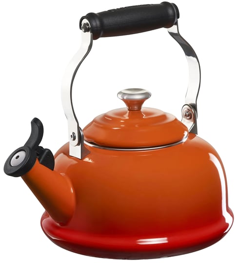 le-creuset-1-7-quart-enamel-on-steel-whistling-tea-kettle-flame-1