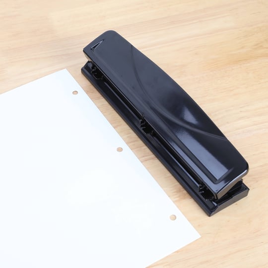 pen-gear-3-hole-punch-black-1