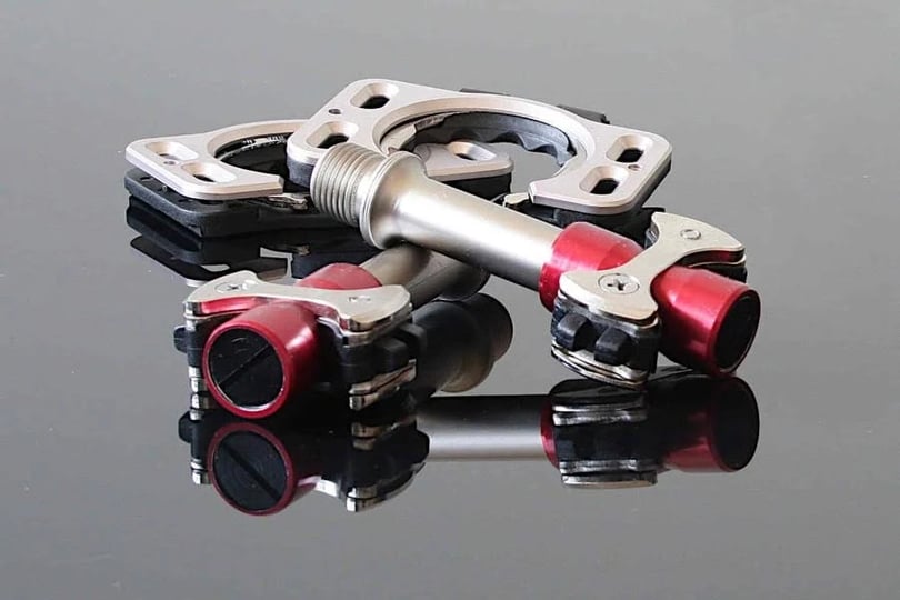 titan-foot-pedal-cleats-triathlon-road-bike-pedals-red-110g-1
