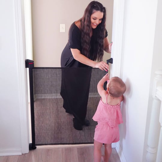 toddleroo-by-north-states-retractable-fit-mesh-gate-1