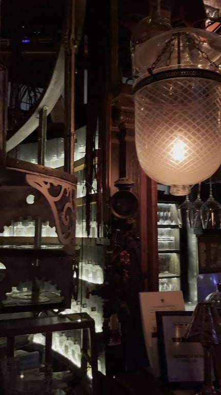 Iron Balls Distillery & Bar 写真 2