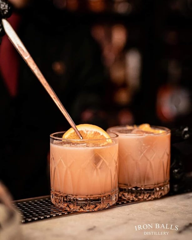Iron Balls Distillery & Bar 写真 3