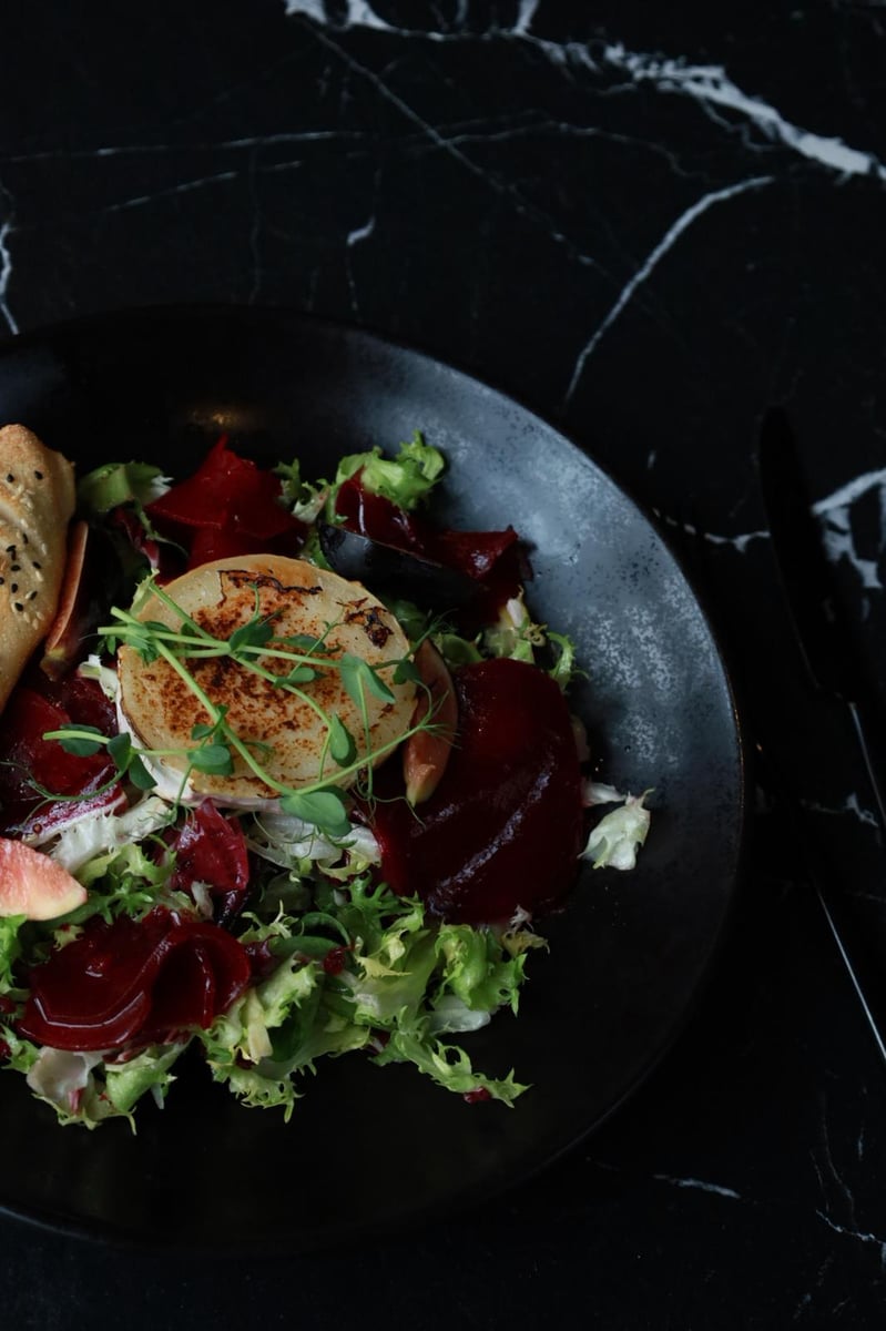 Sałatka z grillowanym kozim serem, figą i burakiem, świeża przystawka restauracyjna z winegretem i włoskim pieczywem