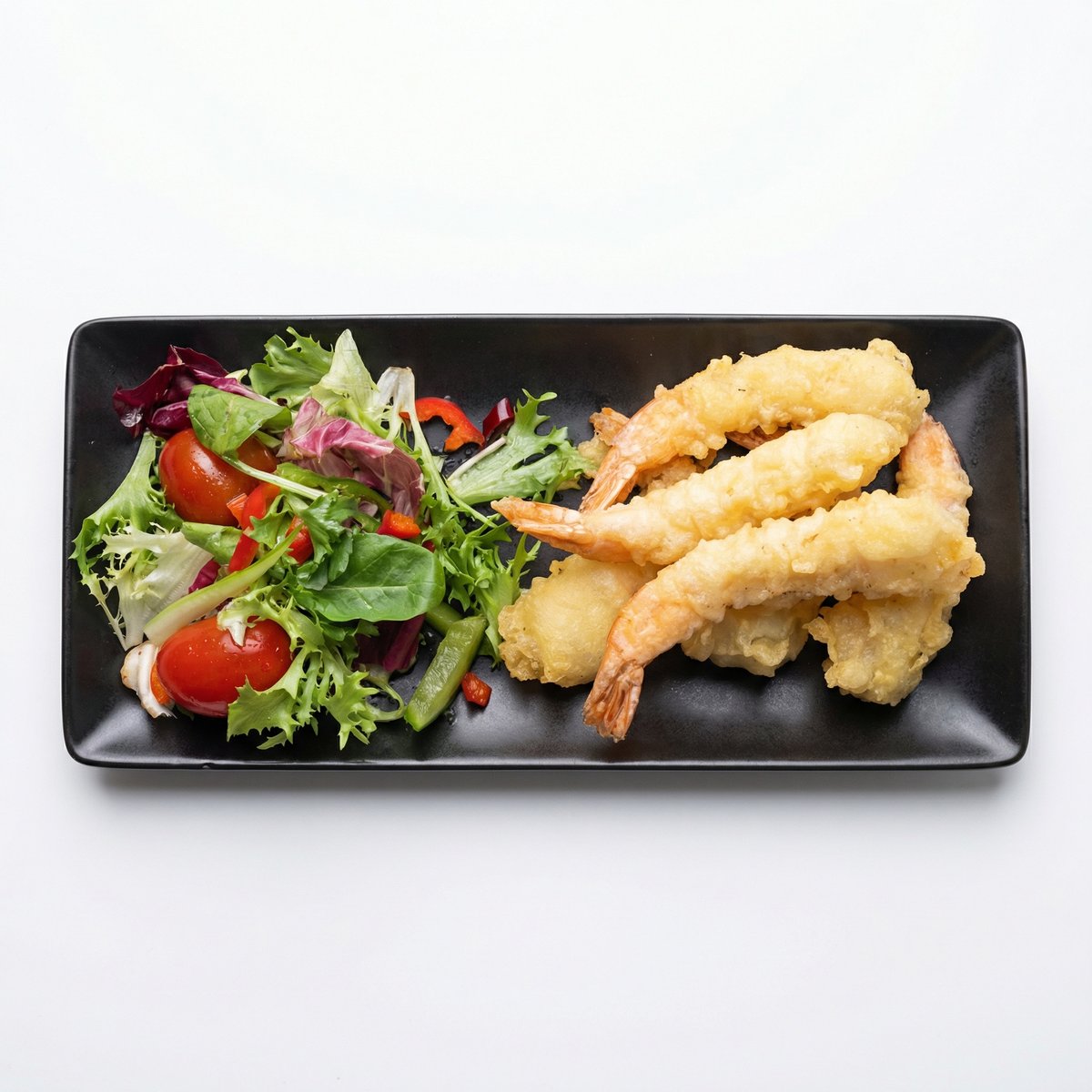 Krewetki w tempurze 6 sztuk z mixem sałat i dipem, chrupiąca przystawka restauracyjna, danie seafood podane na czarnym talerzu