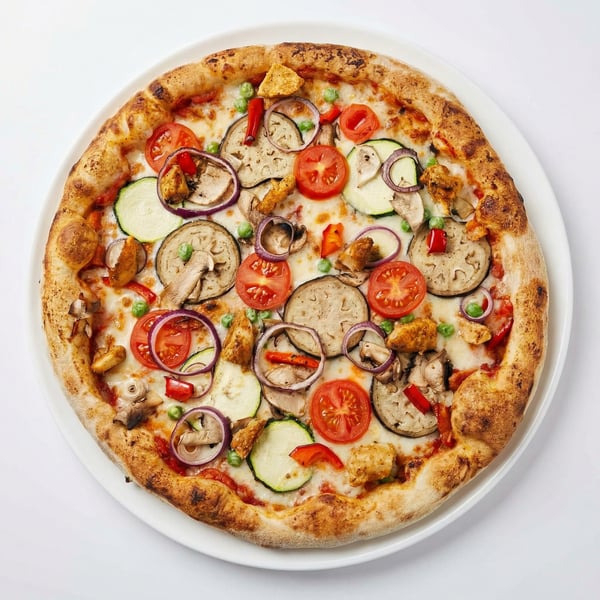 Pizza specjał tygodnia z kurczakiem, cebulą, cukinią, bakłażanem i pomidorkami – świeża pizza restauracyjna na miejscu i dowóz