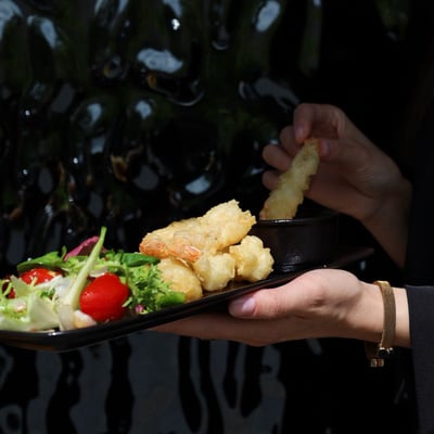 Krewetki w tempurze 6 sztuk z dipem i mixem sałat podane na talerzu, chrupiąca przystawka w restauracji, danie seafood gourmet