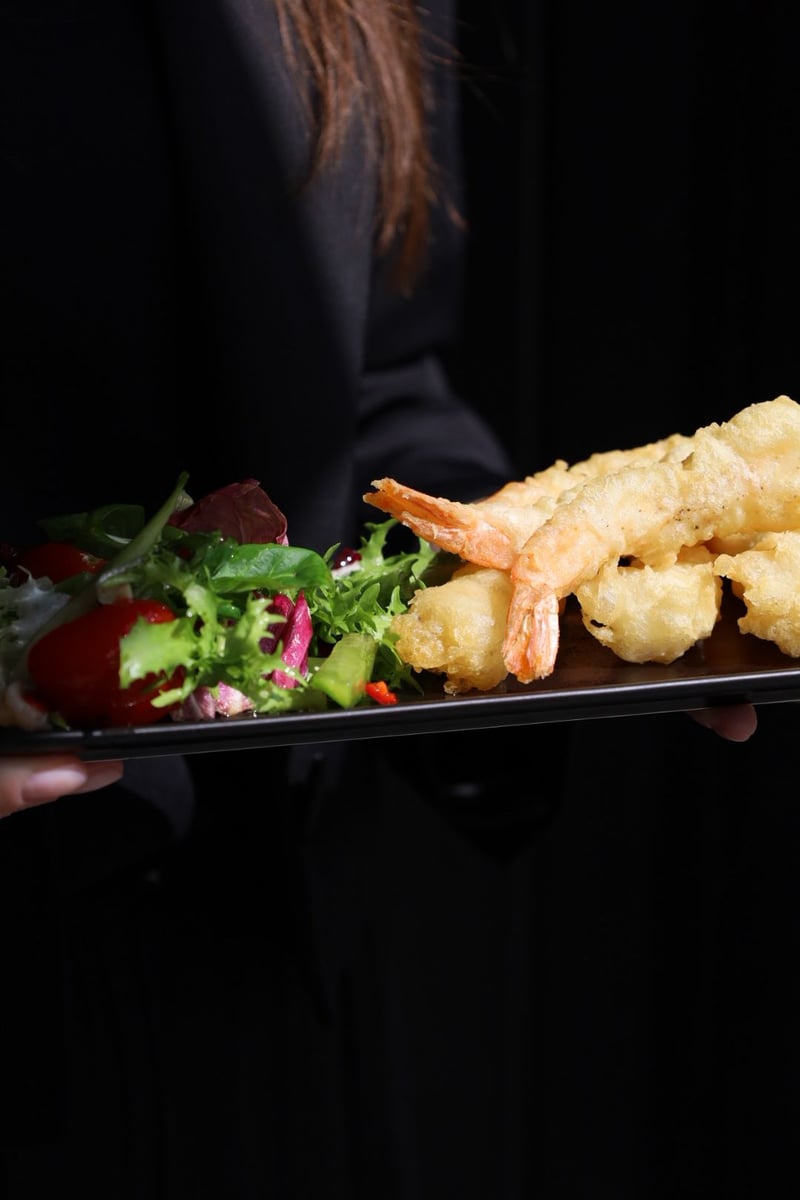 Krewetki w tempurze 6 sztuk z mixem sałat i dipem, chrupiąca przystawka w restauracji, świeże owoce morza podane na elegancko